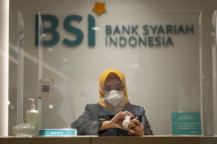 Pegawai menghitung uang di Kantor Cabang Digital Bank Syariah Indonesia (BSI) Thamrin, Jakarta, Selasa (24/8/2021). Pada semester I tahun 2021 BSI mencatat perolehan laba bersih sebesar Rp1,1 triliun, menyalurkan pembiayaan hingga Rp161,5 triliun dan mencatatkan total aset sebesar Rp247,3 triliun hingga Juni 2021. ANTARA FOTO/Aditya Pradana Putra/wsj.