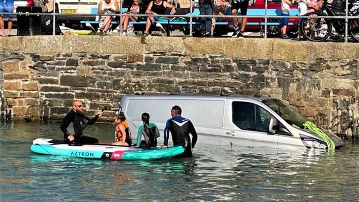 Mobil turis kelelep di Pantai Cornwall, Inggris.