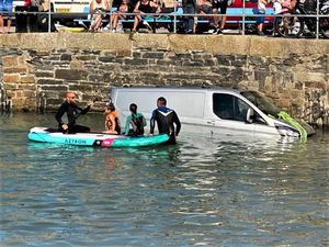 Apes Bener, Ditinggal Main Jetski, Mobil Turis Kelelep di Pantai