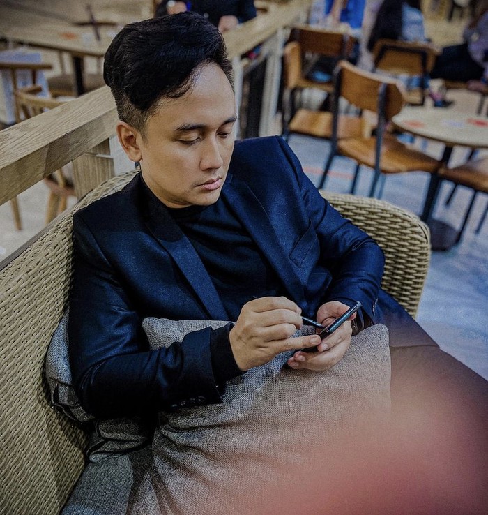 Denny Darko Hobi Nongkrong di Kafe Sambil Baca Buku