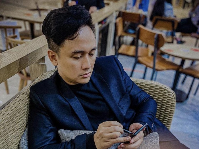 Denny Darko Hobi Nongkrong di Kafe Sambil Baca Buku