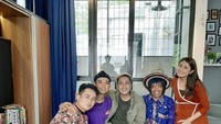 Makan roti bakar ditemani sesama rekan seleb lainnya. Ada Anwar BAB, Rafi Hakim, Pak Tarno dan masih banyak lagi.Foto: Instagram @_dennydarko_