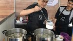 Denny Darko Hobi Nongkrong di Kafe Sambil Baca Buku  