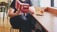 Foto ini jadi bukti kalau Denny memang suka sekali nongkrong di kafe, menikmati minuman teh sambil membaca buku. Foto: Instagram @_dennydarko_