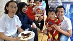 Denny Darko Hobi Nongkrong di Kafe Sambil Baca Buku  