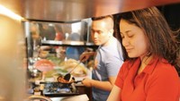 Masak bersama sang istri, menurut Denny termasuk ke dalam momen menghabiskan waktu bersama yang penting untuk hubungannya. Foto: Instagram @_dennydarko_