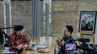 Bersama Ganjar Pranowo, sesi bincang-bincang santai ini ditemani dengan aneka kue tradisional lengkap dengan secangkir teh dan kopi. Foto: Instagram @_dennydarko_
