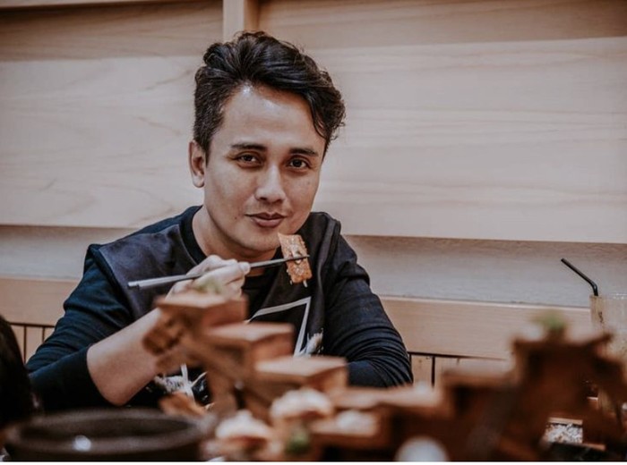 Denny Darko Hobi Nongkrong di Kafe Sambil Baca Buku