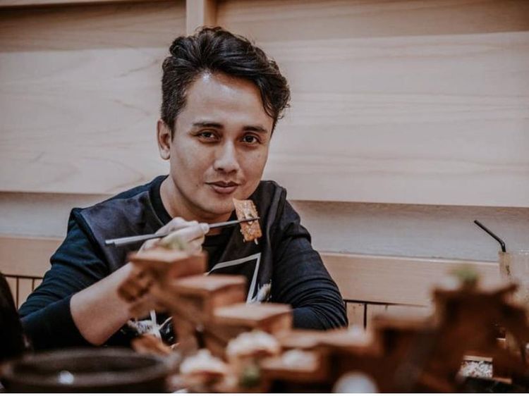 Denny Darko Hobi Nongkrong di Kafe Sambil Baca Buku  