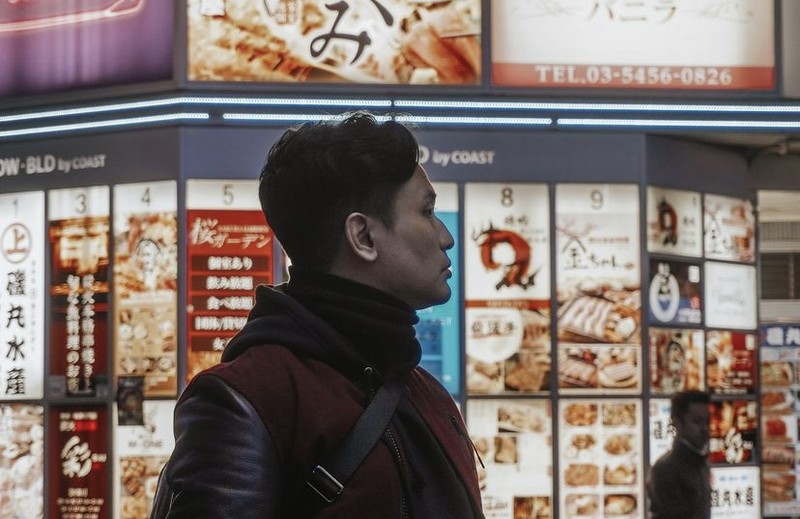 Denny Darko Hobi Nongkrong di Kafe Sambil Baca Buku