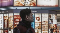 Peramal Denny Darko kini tengah menjadi bulan-bulanan netizen, setelah ia menyebutkan bahwa Deddy Corbuzier sama sekali tidak terjangkit COVID-19. Karena vlognya ini, Denny pun hujan kritikan dari penggemar Deddy. Foto: Instagram @_dennydarko_