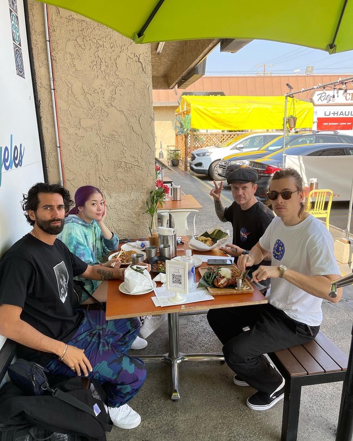 DJ Yellow Claw Pamer Makan Nasi Warteg dan Indomie di Los Angeles, Netizen Heboh DJ Yellow Claw Pamer Makan Nasi Warteg dan Indomie di Los Angeles, Netizen Heboh