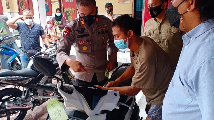 Dua orang pria diduga pencuri sepeda motor ditangkap personel Polsek Percut Sei Tuan. Keduanya pun ditembak lantaran melawan petugas saat pengembangan kasus. (dok Istimewa)