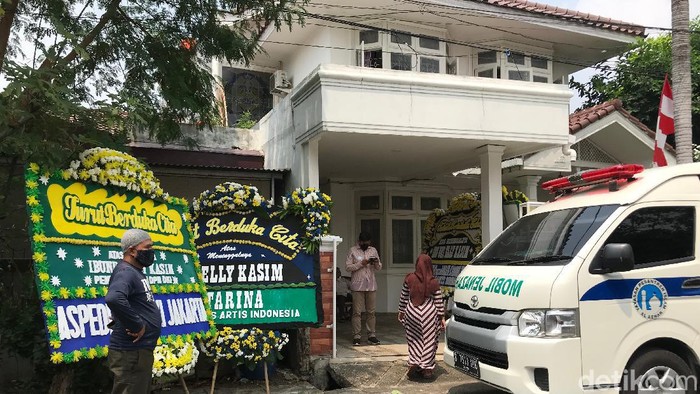 suasana di rumah duka Elly Kasim