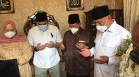 Gubernur Sumatera Barat Mahyeldi juga ikut mendoakan Elly Kasim. Foto: Hanif/detikHOT