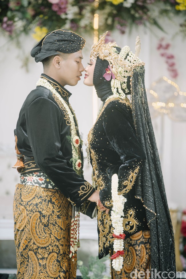 Wolipop sudah menghubungi pengantin wanita Lailatus Saodah. Ia pun menanggapi videonya yang viral di media sosial. Saya dan suami merespon biasa saja karena belum viral seperti sekarang. Tapi semakin lama semakin viral dan banyak komentar dan nasehat dari netizen. Tapi kami tetap menanggapinya tenang dan biasa saja karena berita di video tersebut beda dengan realita yang kami alami, ungkapnya kepada Wolipop, Rabu (25/8/2021). Foto: Dok. pribadi Lailatus Saodah.