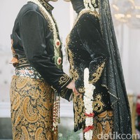 Wolipop sudah menghubungi pengantin wanita Lailatus Saodah. Ia pun menanggapi videonya yang viral di media sosial. Saya dan suami merespon biasa saja karena belum viral seperti sekarang. Tapi semakin lama semakin viral dan banyak komentar dan nasehat dari netizen. Tapi kami tetap menanggapinya tenang dan biasa saja karena berita di video tersebut beda dengan realita yang kami alami, ungkapnya kepada Wolipop, Rabu (25/8/2021). Foto: Dok. pribadi Lailatus Saodah.