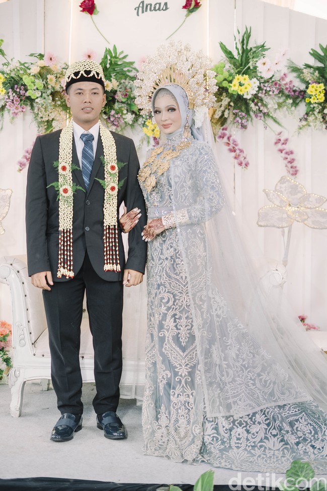 Ila pun menunjuk ada kebun yang ada di dekat rumahnya. Illa dan suaminya Anas Fatahillah langsung berjalan menunju kebun. Tidak terlalu jauh dari rumah saya tapi jalannya harus melalui kuburan kampung di sini. Lalu kami menuju kebun itu saat melalui jalan setapak di pinggir kuburan. Mas Fuad merekam dan mengambil foto sedikit foto hanya untuk story di socmed saja. Jadi kabar berita tersebut tidaklah benar bahwasanya kami prewedding di kuburan, pungkasnya. Foto: Dok. pribadi Lailatus Saodah.