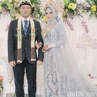 Ila pun menunjuk ada kebun yang ada di dekat rumahnya. Illa dan suaminya Anas Fatahillah langsung berjalan menunju kebun. Tidak terlalu jauh dari rumah saya tapi jalannya harus melalui kuburan kampung di sini. Lalu kami menuju kebun itu saat melalui jalan setapak di pinggir kuburan. Mas Fuad merekam dan mengambil foto sedikit foto hanya untuk story di socmed saja. Jadi kabar berita tersebut tidaklah benar bahwasanya kami prewedding di kuburan, pungkasnya. Foto: Dok. pribadi Lailatus Saodah.