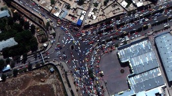 Foto satelit dari Maxar Technologies ini memperlihatkan kerumnan orang maupun kendaraan di pintu masuk Bandara Internasional Kabul. Foto: AP