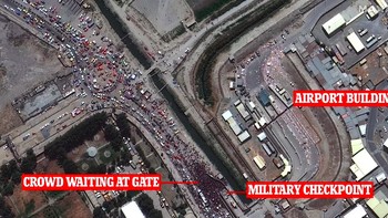 Dijelaskan di sini ada kerumunan orang, checkpoint militer menuju bandara dan bangunan bandara di sebelah kanan. Foto: AP