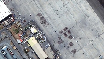 Tampak orang dikelompokkan untuk menuju pesawat yang akan terbang. Foto: AP
