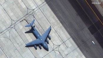 Pesawat militer yang akan mengangkut pengungsi maupun warga asing. Foto: AP