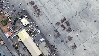 Kerumunan orang di landasan bandara dari dekat. Foto: AP