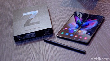 Ponsel layar lipat Samsung Galaxy Z Fold 3 belum lama ini dirilis dengan harga mulai dari Rp 24 jutaan hingga Rp 26 jutaan. Sedikit lebih murah ketimbang pendahulunya. Foto: Adi Fida Rahman/detikINET