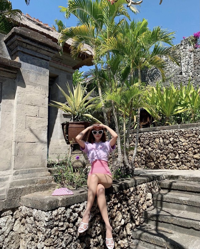 Jessica Jung sering membagikan potret jalan-jalannya ke sejumlah negara. Eks personel SNSD itu sempat berlibur ke Bali dan membagikan potret OOTD saat bersantai di Four Seasons Resort Bali pada Juli 2019. Foto: dok Instagram jessica.syj