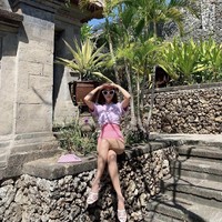 Jessica Jung sering membagikan potret jalan-jalannya ke sejumlah negara. Eks personel SNSD itu sempat berlibur ke Bali dan membagikan potret OOTD saat bersantai di Four Seasons Resort Bali pada Juli 2019. Foto: dok Instagram jessica.syj