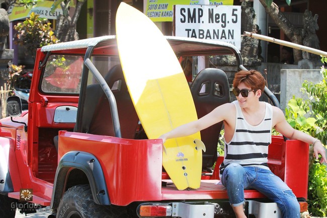Ji Chang Wook menjalani pemotretan sekaligus berlibur ke Pulau Dewata pada 2015. Bintang The K2 itu mengendarai Scoopy bak turis dan berpose memegang papan selancar. Sang aktor dinilai ‘melokal’. Foto: dok Glorious Entertainment