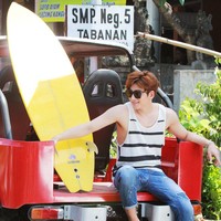 Ji Chang Wook menjalani pemotretan sekaligus berlibur ke Pulau Dewata pada 2015. Bintang The K2 itu mengendarai Scoopy bak turis dan berpose memegang papan selancar. Sang aktor dinilai ‘melokal’. Foto: dok Glorious Entertainment