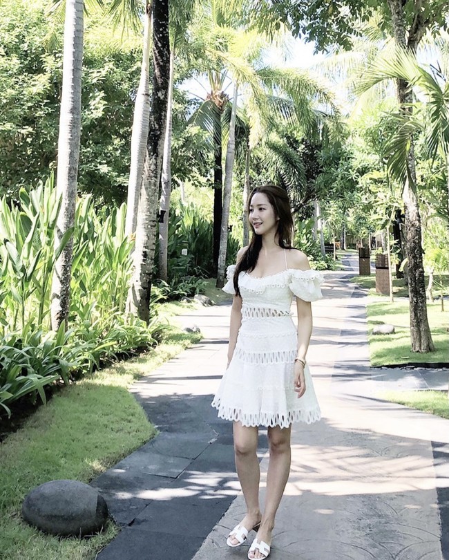 Setelah syuting drama Korea Her Private Life, Park Min Young melepas penat ke Bali pada Juni 2019. Ia menuliskan, “Aku mencintai tempat ini” sebagai caption dan membagikan momen berenang di hotel. Foto: dok Instagram rachel_mypark