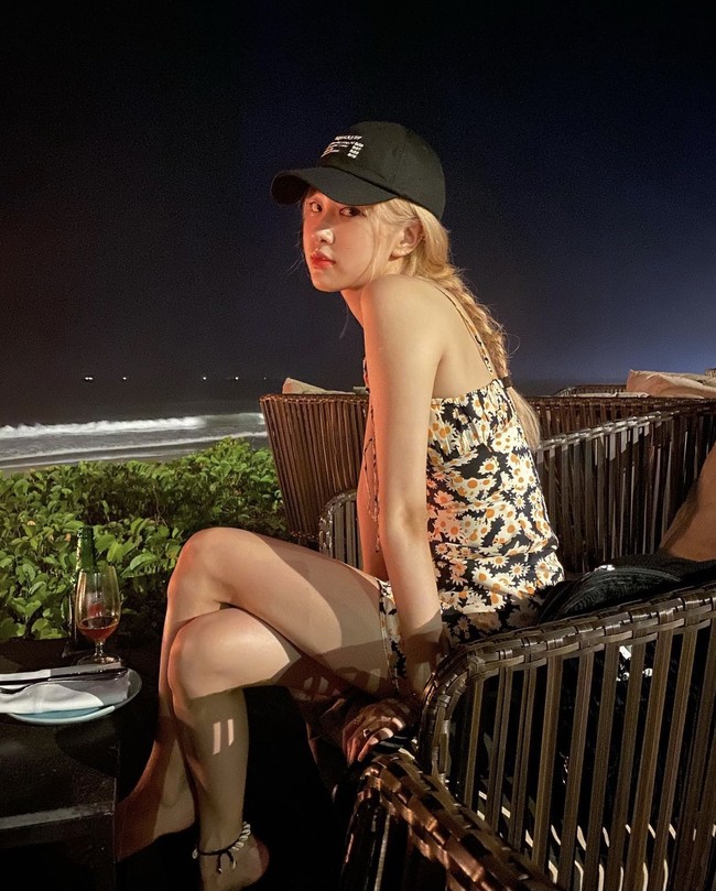 Rose BLACKPINK menikmati libur akhir tahun 2019 di Bali. Pelantun ‘On The Ground’ itu membagikan sejumlah foto saat bersantai di pinggir pantai hingga menikmati sunset di beach club Potato Head. Foto: dok Instagram roses_are_rosie
