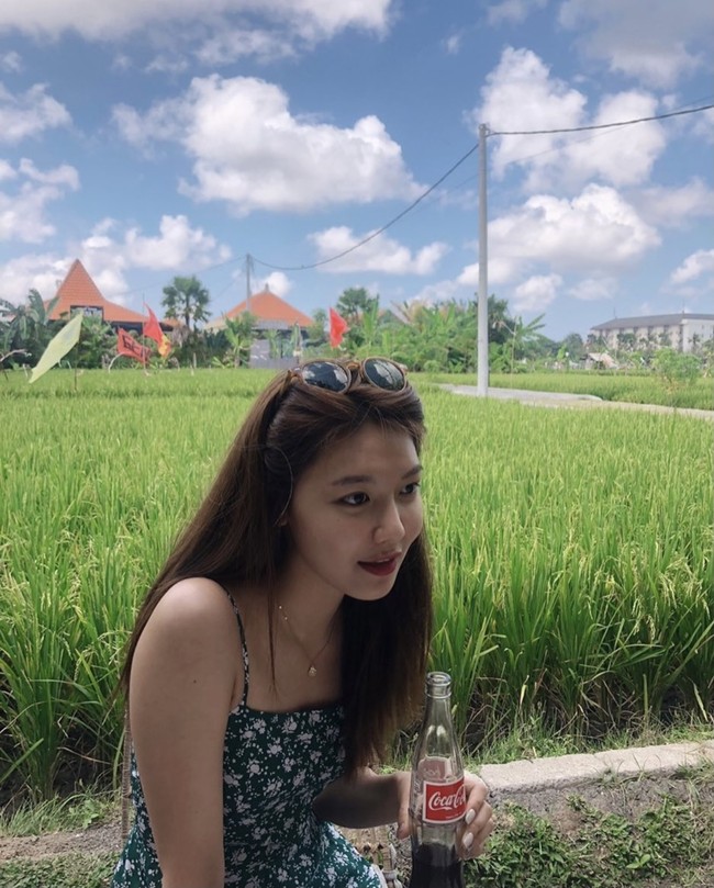 Bintang drama Korea So I Married an Anti Fan, Sooyoung jalan-jalan ke Bali pada Juli 2019. Ia juga menjalani pemotretan bersama Grazia dan berpose di kafe yang terkenal dengan pemandangan sawahnya, NOOK. Foto: dok Instagram sooyoungchoi