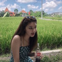 Bintang drama Korea So I Married an Anti Fan, Sooyoung jalan-jalan ke Bali pada Juli 2019. Ia juga menjalani pemotretan bersama Grazia dan berpose di kafe yang terkenal dengan pemandangan sawahnya, NOOK. Foto: dok Instagram sooyoungchoi