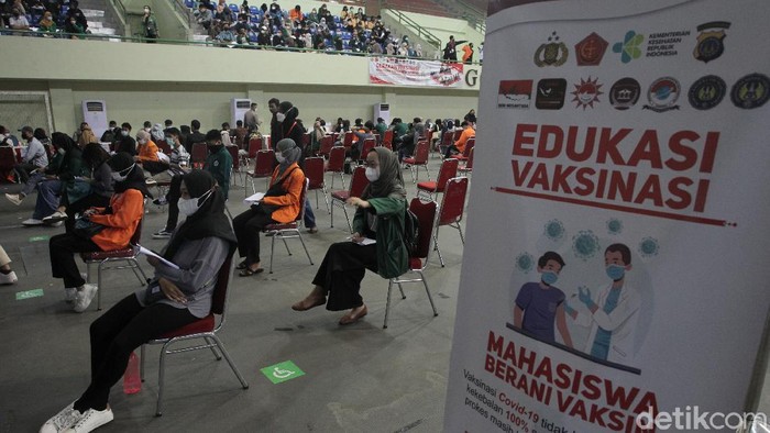 Ribuan Mahasiswa mengikuti kegiatan Vaksinasi mahasiswa nasional, dengan target pemberian 5.000 vaksin Sinovac dan penyerahan 3.000 paket sembako kepada peserta, di GOR Universitas Negeri Yogyakarta, Rabu (25/8/2021).