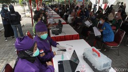 Ribuan mahasiswa mengikuti kegiatan vaksinasi mahasiswa nasional dengan target pemberian 5.000 vaksin Sinovac di GOR Universitas Negeri Yogyakarta.