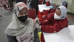 Ribuan mahasiswa mengikuti kegiatan vaksinasi mahasiswa nasional dengan target pemberian 5.000 vaksin Sinovac di GOR Universitas Negeri Yogyakarta.