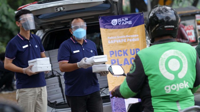 Gerakan Berbagi Makanan di Tengah Pandemi Gerakan berbagi makanan dan masker terus dilakukan masyarakat selama pandemi ini. Seperti program
