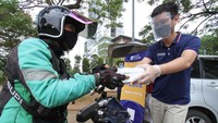 Jason, Overseas Marketing Director of Gap Vape membagikan caring box kepada para pekerja lapangan termasuk ojek online sebagai bagian dari kampanye kepedulian together with you yang akan berlangsung selama 6 bulan ke depan.