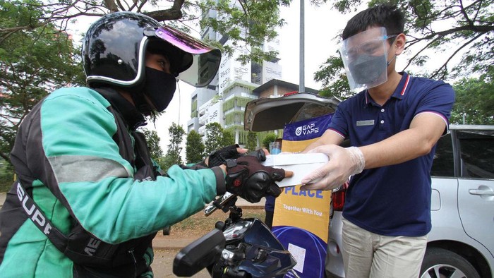 Gerakan Berbagi Makanan di Tengah Pandemi Gerakan berbagi makanan dan masker terus dilakukan masyarakat selama pandemi ini. Seperti program