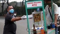 Kampanye ini diawali membagikan ratusan paket bantuan setiap harinya, di beberapa lokasi di Tangerang bagi para pekerja lapangan.
