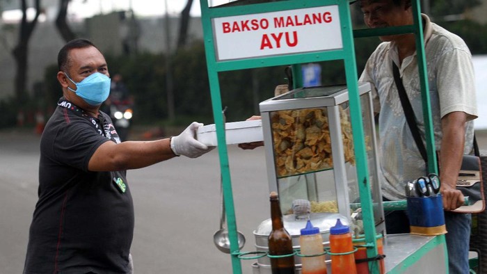 Gerakan berbagi makanan dan masker terus dilakukan masyarakat selama pandemi ini. Seperti program 