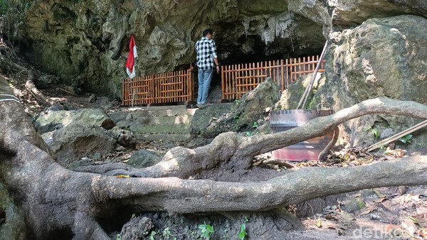 Salah satu spot incaran wisatawan yaitu lembahan Goa Dayeuh, yang sekelilingnya ditutupi tebing gamping dengan tinggi hingga puluhan meter. Spot itu jadi pilihan bagi sutradara untuk merampungkan film Revenger. (Yuda Febrian Silitonga/detikTravel)