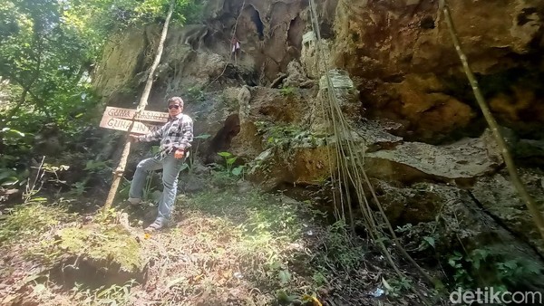 Inilah Gua Dayeuh yang lokasinya dekat dengan ibu kota Jakarta. Cuma butuh waktu tempuh kurang lebih hanya 15 menit dari keluar gerbang tol Karawang Barat untuk ke gua ini. Siapa sangka, Gua Dayeuh pernah jadi lokasi syuting film Korea. (Yuda Febrian Silitonga/detikTravel) Inilah Gua Dayeuh yang lokasinya dekat dengan ibu kota Jakarta. Cuma butuh waktu tempuh kurang lebih hanya 15 menit dari keluar gerbang tol Karawang Barat untuk ke gua ini. Siapa sangka, Gua Dayeuh pernah jadi lokasi syuting film Korea. (Yuda Febrian Silitonga/detikTravel)