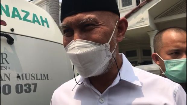 Gubernur Sumatera Barat Mahyeldi angkat bicara soal surat sumbangan. Mahyeldi diwawancara seusai melayat Elly Kasim di Pulogadung, Jaktim, Rabu (25/8/2021).