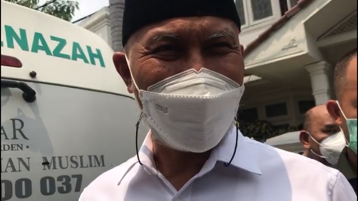 Gubernur Sumatera Barat Mahyeldi angkat bicara soal surat sumbangan. Mahyeldi diwawancara seusai melayat Elly Kasim di Pulogadung, Jaktim, Rabu (25/8/2021).