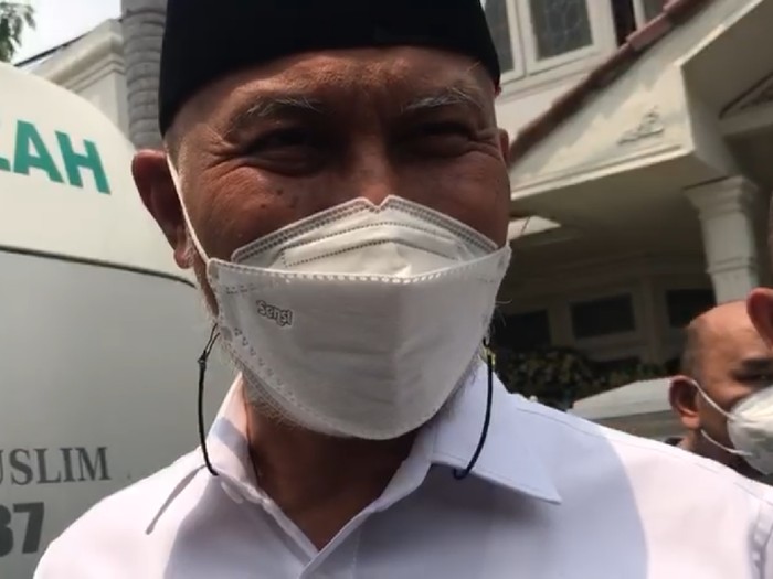 Gubernur Sumatera Barat Mahyeldi angkat bicara soal surat sumbangan. Mahyeldi diwawancara seusai melayat Elly Kasim di Pulogadung, Jaktim, Rabu (25/8/2021).